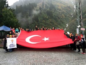Ak Parti’li Kadınlar Zirvede Şehitler Anısına Türk Bayrağı Açtı