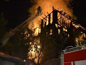 Safranbolu’da 150 Yıllık 3 Katlı Tarihi Konak Alevlere Teslim Oldu