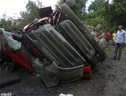 Rize Plakalı Tır Şarampole Yuvarlandı