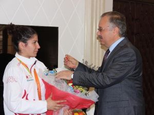 Türkiye’nin İlk Paralimpik Gururuna Vali Özdemir’den Çeyrek Altın