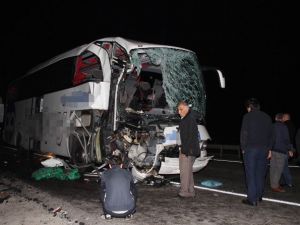 Yolcu Otobüsü Kamyona Çarptı: 1 Ölü, 39 Yaralı