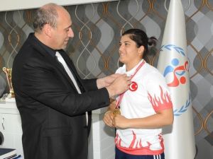 Avrupa Boks Şampiyonu Busenaz Sürmeneli’den Gençlik Hizmetleri Ve Spor İl Müdür Vekili Öztürk’e Ziyaret