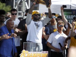 Lebron James: “Kaepernick’i Destekliyorum Ama…”