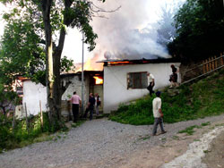 Artvin'de 3 Katlı Ahşap Ev Yandı