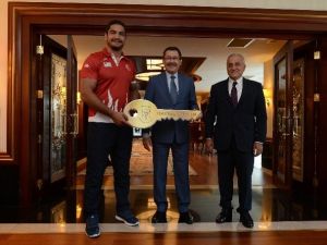 Olimpiyat Madalyalı Güreşçilere Ev Ve Otomobil Ödülü