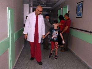 10 Yaşındaki Çocuğun Bacağı Kesilmekten Kurtarıldı