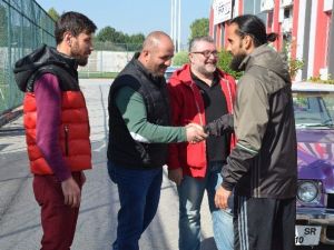 Maça Giremeyen Taraftarlar, Futbolculara Baklava İkram Etti