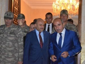 Milli Savunma Bakanı Fikri Işık, Valiliği Ziyaret Etti