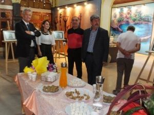 Tez Konusu Mezar Taşlarının Karakalem Resimlerini Yapıp Sergiledi
