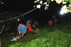 Gündüz Oruç Tutuyor İftardan Sonra Çay Topluyor