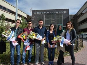 Van’a Atanan Doktorlar Çiçeklerle Karşılandı