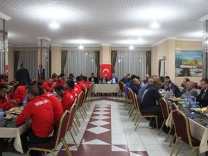 Vali Ustaoğlu Futbolcularla Moral Yemeğinde Buluştu
