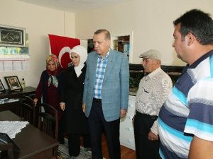 Cumhurbaşkanı Erdoğan 15 Temmuz Şehitlerinin Evini Ziyaret Etti