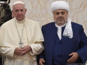 Papa’ya Azerbaycan’da Kur’an-ı Kerim Hediye Edildi