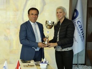 Şampiyondan Başkan Genç’e Hediye