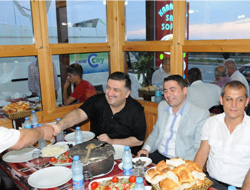 Karal Bütün Aile Aynı Sofrada