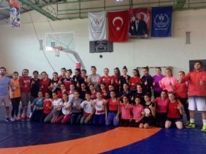 Bayan Güreş Milli Takımı Sporcuları Ecdat Toprakları Söğüt’te Kampa Girdi