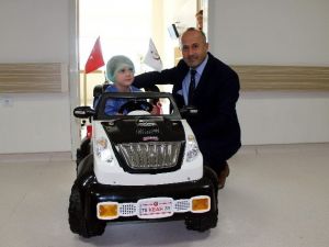 Çocuklar Ameliyata Akülü Arabayla Gidiyor