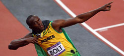 Bolt olimpiyat rekoru kırarak altına uzandı