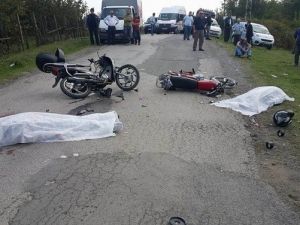 Karşılıklı Çarpışan Motosikletlerin Sürücüleri Öldü