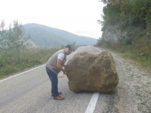 Yola Düşen Dev Kaya Korkuttu