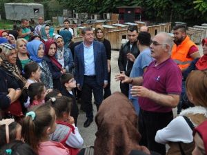 Ak Kadınlar’dan Çocuklarıyla Birlikte Hayvan Barınağına Ziyaret