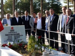 Konyaspor Yönetiminden Ömer Halisdemir’in Mezarına Ziyaret