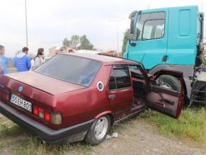 Otomobil Tır’a Çarptı: 1 Yaralı