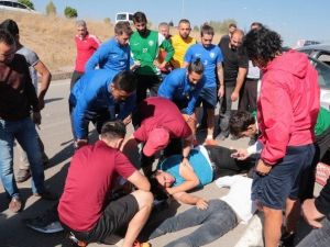 Antrenmanı Bırakıp, Kaza Yapan Otomobildeki Yaralılara Koştular