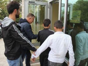 Okul Önünde Öğrencilerden Zorla Para Alan Çocuklar Yakalandı