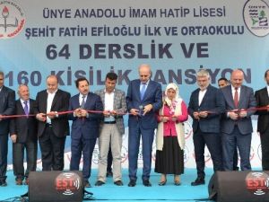 Numan Kurtulmuş, İmza Dağıttı