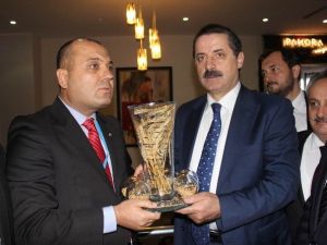 Bakan Çelik’ten Yabancı Rakiplerini Sollayan Yerli Tohum Rumeli’nin Sahibine Tebrik