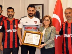 Fatma Şahin’e Gaziantepspor Onursal Başkanlık Unvanı Verildi