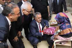 Bakan Yazıcı, Bayramda Yaşlıları Yalnız Bırakmadı