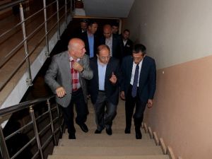 Diyet Ve Egzersize Başlayan Bakan Akdağ, Asansör Yerine Merdivenleri Kullanmayı Tercih Etti