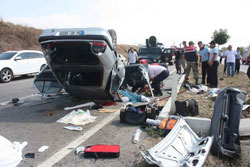 Otomobil takla attı 2 ölü, 3 yaralı