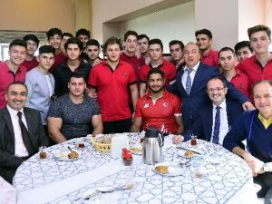Milli Güreşçiler İhlas Koleji’nde Öğrencilerle Buluştu