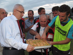 Vali Çakır'dan Tatlı Destek