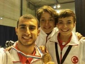 Nilüfer’e Eskrimde Dünya İkinciliği Ve Üçüncülüğü