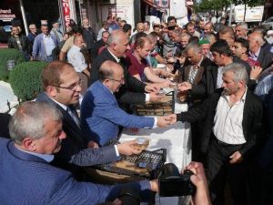 Trabzon’da Araklı Ve Of İlçelerinde Aşure Dağıtıldı