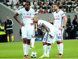Rus Hakem Kırmızı Kart Çıkarmadan Duramıyor