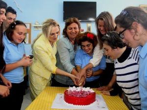 Bayan Yavuz, ’Ballim Kafe‘de Trabzonlu Gönül Elçileri Ve Çocuklarla Bir Araya Geldi.