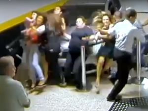 Otomobil Yayaların Arasına Daldı: 2 Ölü, 4 Yaralı