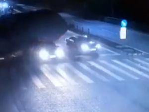 Devrilen Kamyon Otomobili Kağıt Gibi Ezdi