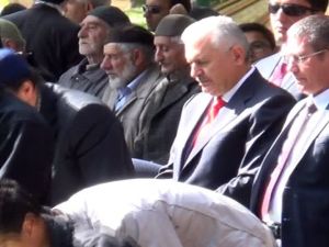 Başbakan Cuma Namazını Bahçede Kıldı