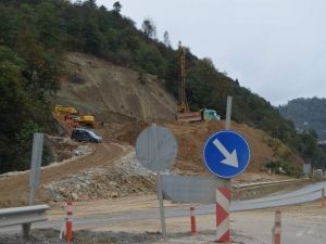 Of-çaykara-uzungöl Karayolu’nda 8 Ay Önce Meydana Gelen Heyelanla İlgili Çalışmalar Sürüyor