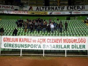 Mahkumlar Statta Maç İzledi