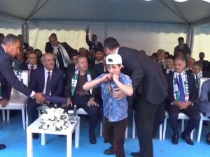 Esat Aleyhine Slogan Attı, Erdoğan’a Sarıldı