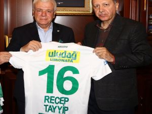 Cumhurbaşkanı Erdoğan’a "16" Numaralı Forma