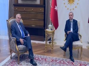 Fransa Dışişleri Bakanı Ayrault’yu Kabul Etti